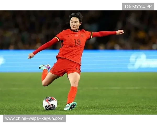 加拉塔萨雷女足杨莉娜前插接应，低平球横扫门前