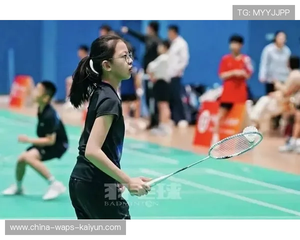 羽毛球少女打到鞋飞起来